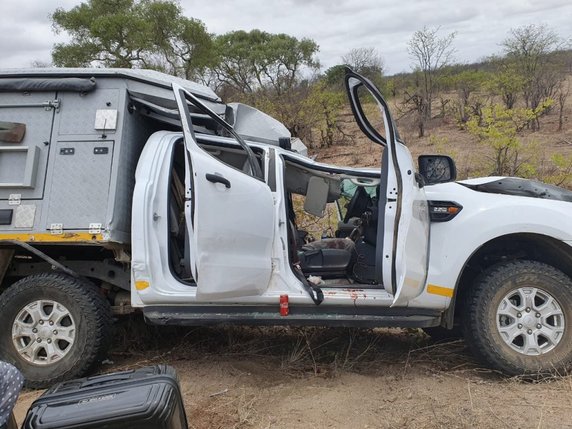 Percutée par un premier véhicule, la girafe s'est ensuite effondrée sur la voiture de location conduite par un Suisse. © Twitter / Parc national Kruger