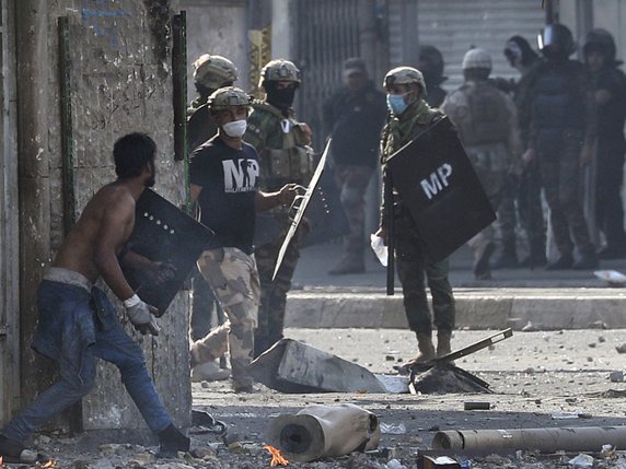 La répression contre les manifestants s'est accentuée en Irak. Depuis le 1er octobre, officiellement, 319 personnes ont été tuées, pour beaucoup des protestataires. © KEYSTONE/AP/HADI MIZBAN