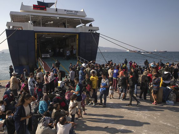 Plus de 34'000 migrants vivent actuellement dans des conditions misérables sur les cinq îles "hot-spots" (où sont effectués leurs enregistrements en Grèce), pour une capacité théorique de seulement 6300 (archives). © KEYSTONE/AP/PETROS GIANNAKOURIS