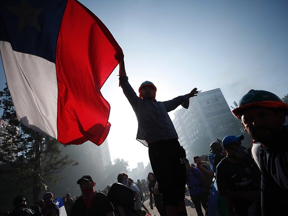 Des dizaines de milliers de Chiliens sont à nouveau descendus dans les rues mardi, comme ici sur la Plaza Italia dans la capitale Santiago. © KEYSTONE/EPA EFE/ALBERTO VALDES