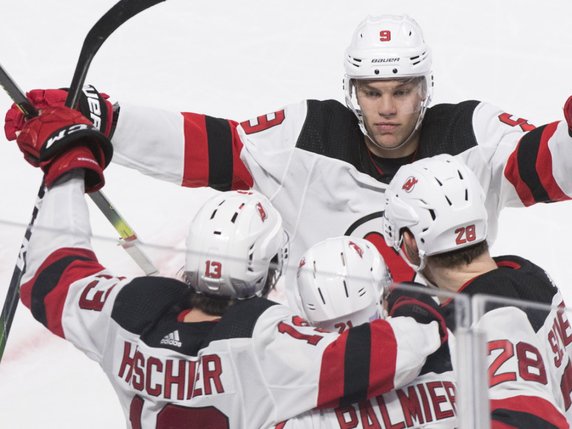 Les Devils passent l'épaule en prolongation: deux points pour le no 13 Nico Hischier © KEYSTONE/AP The Canadian Press/GRAHAM HUGHES