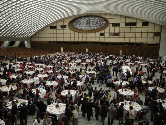 Des dizaines de bénévoles ont aidé à acheminer les pauvres au Vatican et à servir le repas. © Keystone/AP/ALESSANDRA TARANTINO