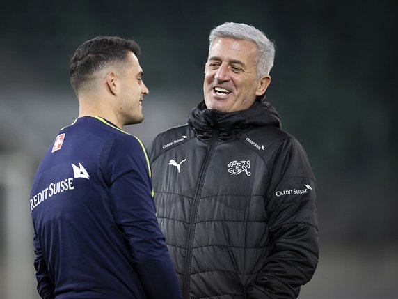 Granit Xhaka et Vladimir Petkovic ont le sourire et comptent bien le garder © KEYSTONE/GIAN EHRENZELLER