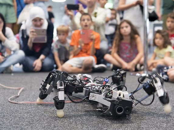 Les enfants suivront des cours de robotique (photo symbolique). © KEYSTONE/LAURENT GILLIERON