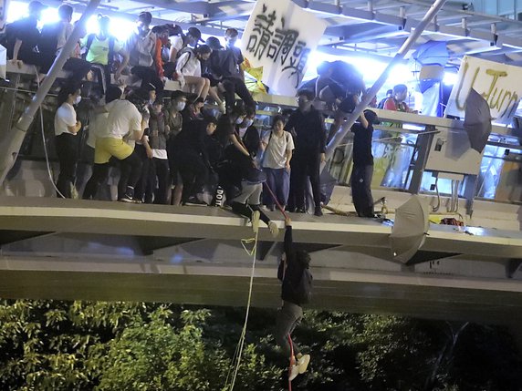 Des dizaines de manifestants hongkongais assiégés ont réussi à s'enfuir de l'université où ils s'étaient retranchés. © KEYSTONE/AP/KIN CHEUNG