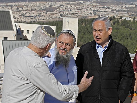 En visite dans une colonie israélienne du Gush Etzion, vers la ville palestinienne de Bethléem, le Premier ministre israélien Benjamin Netanyahu (d) s'est dit "très ému". © KEYSTONE/AP Pool AFP/MENAHEM KAHANA