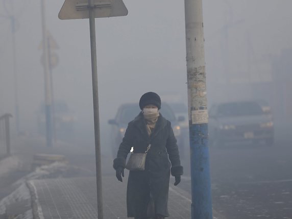 Face à une pollution atmosphérique importante, les autorités mongoles encouragent les familles à utiliser du charbon sans fumée. Mais ces briquettes, plus denses, consomment deux plus d'oxygène que le charbon brut (archives). © KEYSTONE/EPA/DAVAANYAM DELGERJARGAL