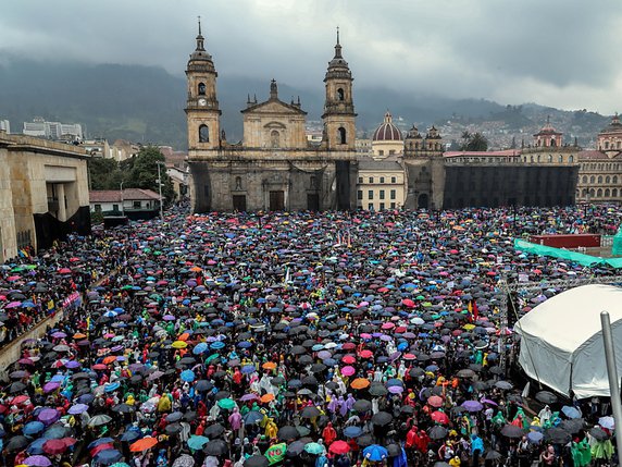Au cours de la journée, plusieurs cortèges avaient convergé vers la place Bolivar, coeur historique de Bogota, proche de la présidence. © KEYSTONE/EPA EFE/DIEGO BAUMAN