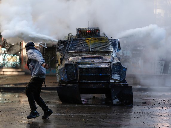 Dans le centre de la capitale chilienne, la police a utilisé gaz lacrymogène et camions lanceurs d'eau pour faire face aux manifestants. © KEYSTONE/EPA EFE/ALBERTO VALDES