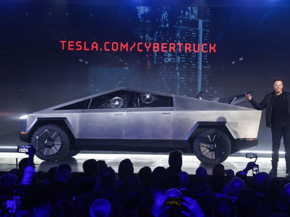 Elon Musk a présenté le futur pick-up de Tesla, qui est à moitié véhicule blindé et moitié avion furtif (archives). © KEYSTONE/FR170512 AP/RINGO H.W. CHIU