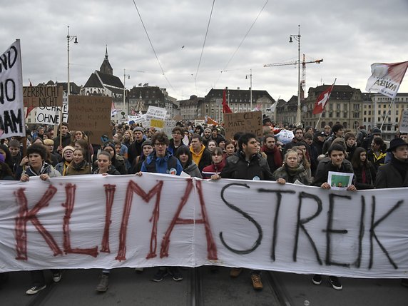 Plusieurs manifestations ont déjà été organisées en Suisse, notamment à Bâle sur le cliché, par la Grève pour le climat (archives). © KEYSTONE/GEORGIOS KEFALAS