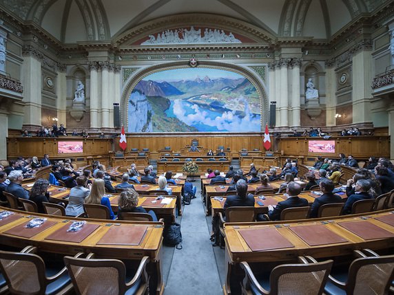 Les nouveaux députés fédéraux ont découvert leurs nouvelles places dans la salle du Conseil national. © KEYSTONE/Marcel Bieri