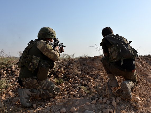 Les forces turques ont pris position dans la ville de Tal Abyad, au nord de la Syrie. © KEYSTONE/EPA TURKISH DEFENCE MINISTRY/HANDOUT