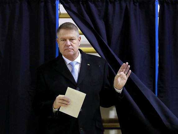 Le président sortant Klaus Iohannis est le favori de l'élection présidentielle roumaine. © KEYSTONE/EPA/ROBERT GHEMENT