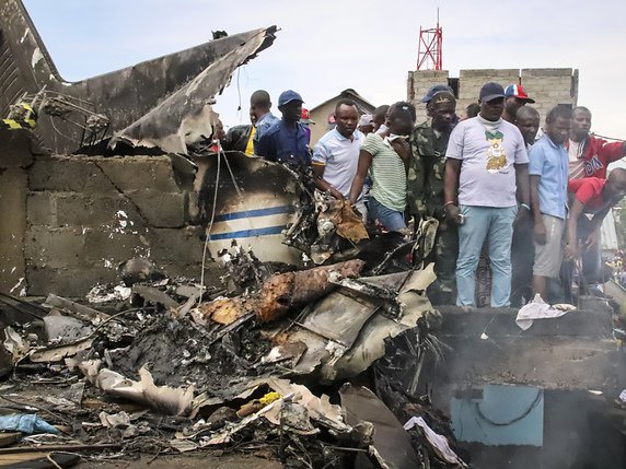 L'avion a percuté une maison de Goma en s'écrasant. © KEYSTONE/AP/JUSTIN KABUMBA