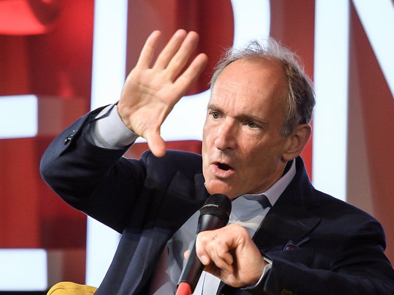 Il s'agit "d'une feuille de route pour construire un meilleur internet", explique l'inventeur du World Wide Web Tim Berners-Lee (archives). © KEYSTONE/KEYSTONE AFP POOL/FABRICE COFFRINI