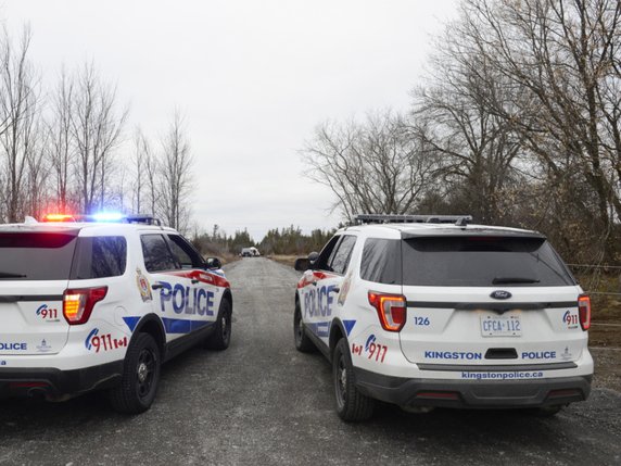 Deux voitures de police bloquent l'accès au lieu du crash. © KEYSTONE/AP The Canadian Press/SEAN KILPATRICK
