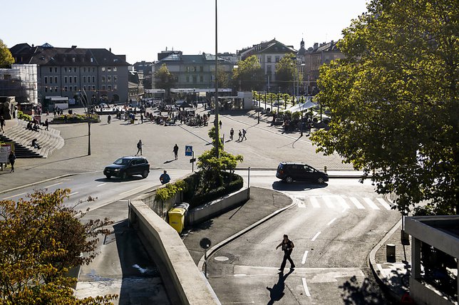 La place de la Riponne à Lausanne est au coeur d'un projet de réaménagement. Elle mêle marché, accès à des parkings, béton et deal (archives). © KEYSTONE/JEAN-CHRISTOPHE BOTT