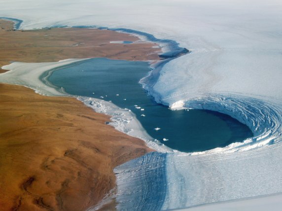 Un glacier est un fleuve de glace qui avance vers l'océan. Quand la glace atteint l'eau, cela crée des icebergs, qui représentent environ 40% de la contribution du Groenland à la montée des eaux (le reste est la fonte des glaces) (image symbolique). © KEYSTONE/EPA NASA EARTH OBSERVATORY/JOHN SONNTAG/