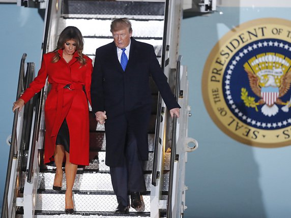 Le président américain Donald Trump est arrivé lundi soir à Londres pour un sommet de l'OTAN. Il est accompagné de sa femme Melania. © KEYSTONE/AP/FRANK AUGSTEIN