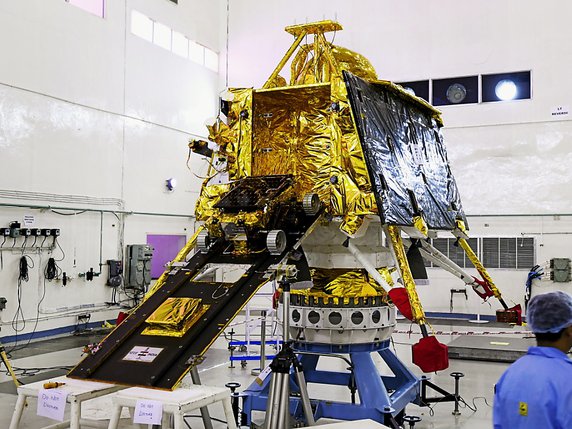 L'Inde avait lancé la mission Chandrayaan-2 le 22 juillet. La sonde principale ou orbiteur, qui fonctionne et est en orbite autour de la Lune, a lâché l'atterrisseur Vikram quelques jours avant l'alunissage prévu, mais à la fin de la descente, le contact a été perdu (archives). © KEYSTONE/EPA INDIAN SPACE RESEARCH ORGANISATION HANDOUT