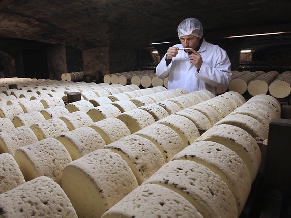 Parmi les produits français qui pourraient être surtaxés figurent de nombreux fromages dont le Roquefort, les yaourts, le vin pétillant ainsi que des produits cosmétiques comme le savon et le maquillage ou encore les sacs à main (archives). © KEYSTONE/AP/BOB EDME