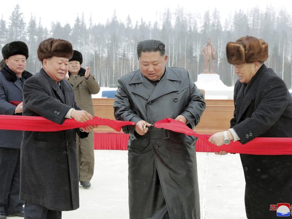 Pyongyang a investi des sommes colossales dans le projet titanesque encore inachevé de la reconstruction de la ville de Samjiyon, chef-lieu d'un comté qui inclut aussi le lieu de naissance - selon la propagande nord-coréenne - de Kim Jong-il, père et prédécesseur de Kim Jong-un (au centre). © KEYSTONE/AP KCNA via KNS