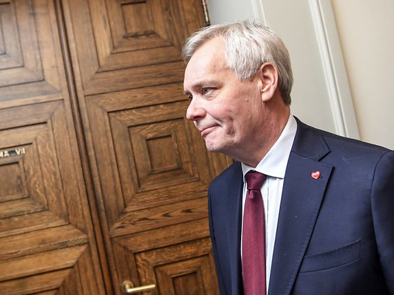 A la tête depuis juin d'une coalition de centre-gauche constituée de cinq partis, le social-démocrate (SDP) Antti Rinne a présenté sa démission au président Sauli Niinistö en fin de matinée à Helsinki. © KEYSTONE/EPA COMPIC/KIMMO BRANDT