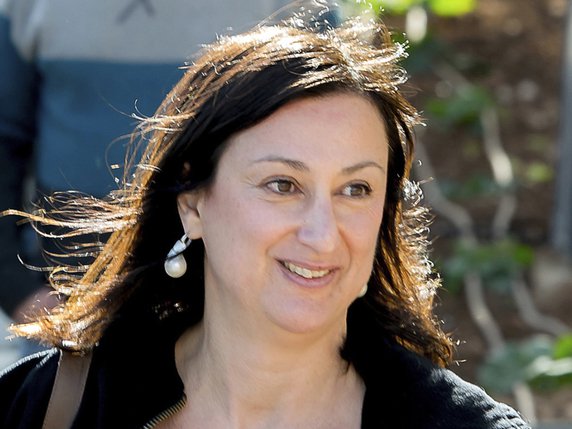 L'enquête sur le meurtre de la journaliste maltaise Daphne Caruana Galizia (photo) doit être menée "sans ingérence politique", a averti la commissaire européenne Vera Jourova. © KEYSTONE/AP Jon Borg