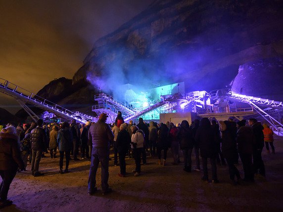 A Genève, Antigel fêtera ses dix ans du 24 janvier au 15 février. Le festival de danse, performances et musique cherche à faire découvrir des lieux uniques, comme la carrière du Salève, à Etrembières (F), où a été donné le spectacle "Les Foudres du Salève" en 2018 (archives). © KEYSTONE/MARTIAL TREZZINI