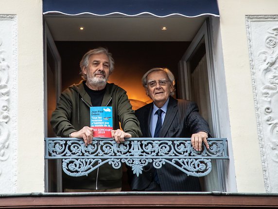 Bernard Pivot (d), ici avec Jean-Paul Dubois, auteur du livre primé en 2019, quitte l'Académie Goncourt. © KEYSTONE/EPA/CHRISTOPHE PETIT TESSON