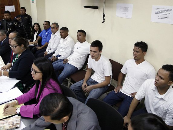 Accusés de l'assassinat de Berta Caceres au tribunal de Tegucigalpa © KEYSTONE/AP/FERNANDO ANTONIO