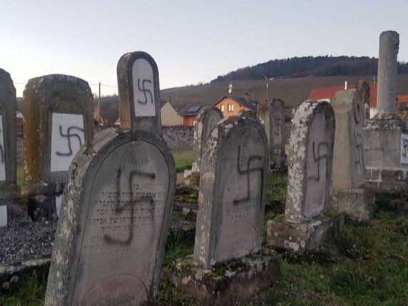 Le cimetière de Westhoffen, en Alsace, compte environ 700 tombes. Les 107 qui ont été profanées, souillées de "croix gammées" tracées à la peinture noire, se trouvent dans la partie ancienne. © KEYSTONE/AP