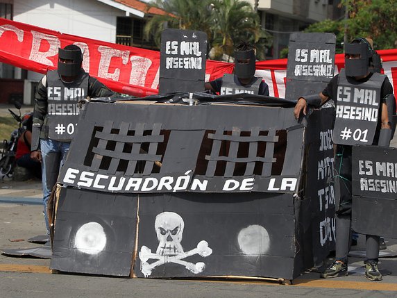 Les manifestants colombiens exigent également le démantèlement de l'Escadron mobile anti-troubles (Esmad), une police anti-émeute répressive. © KEYSTONE/EPA EFE/ERNESTO GUZMAN JR