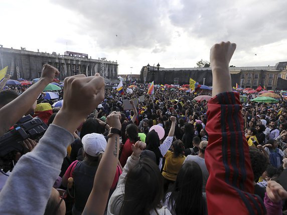 Dans les rues de Bogota, plusieurs rassemblements anti-gouvernementaux avaient lieu mercredi dans le calme. © KEYSTONE/AP/FERNANDO VERGARA