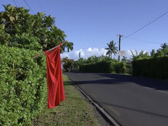 Des équipes de vaccination se sont déployées aux Samoa pour faire du porte-à-porte. Les personnes non-vaccinées contre la rougeole doivent afficher un drapeau ou une étoffe rouge devant leur domicile pour aider les équipes à les repérer. © KEYSTONE/AP TVNZ