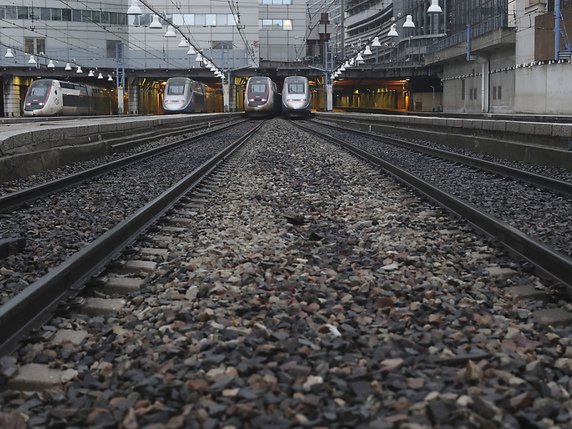 Les trois syndicats représentatifs de la compagnie ferroviaire française SNCF ont appelé ensemble à la grève illimitée. © KEYSTONE/AP/THIBAULT CAMUS