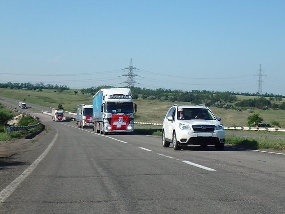Le convoi acheminé ces jours est le onzième du genre. En mai, l'aide suisse avait déjà livré 2500 tonnes de matériel dans l'est de l'Ukraine. © Compte Twitter du DFAE