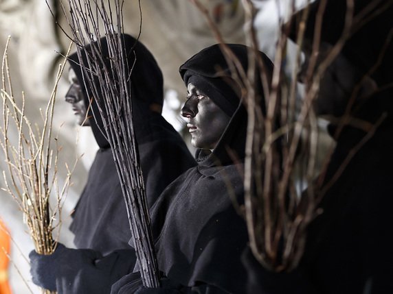 Des pères fouettard ont accompagné le cortège de Saint-Nicolas. © KEYSTONE/CYRIL ZINGARO