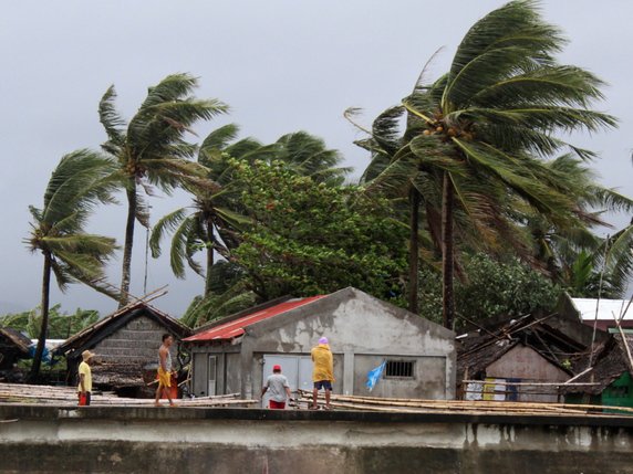 L'île de Mayotte a été placée en alerte rouge avant l'arrivée dimanche soir de l'ouragan Belna (cliché symbolique/Keystone archives). © KEYSTONE/EPA/JONNEL MARIBOJOC
