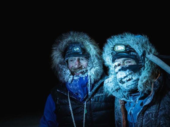 Mike Horn (droite) et son compagnon Børge Ousland ont bouclé leur expédition dans des conditions très difficiles dimanche vers 01h00 du matin. © Mike Horn/Etienne Claret