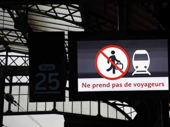 Seuls deux TGV Paris-Bâle sont prévus lundi (départ de Paris 7h23 et 12h23; départ de Bâle 12h34 et 16h34). Tous les autres TGV entre la Suisse et la France ont été supprimés, écrit le site de l'entreprise Lyria qui gère le transport ferroviaire entre les deux pays. © KEYSTONE/AP/FRANCOIS MORI