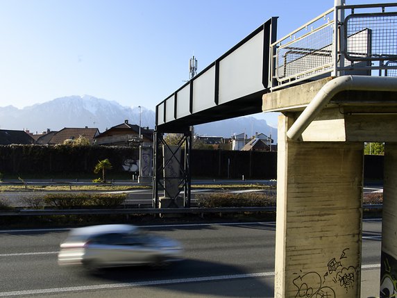 Une passerelle piétons provisoire enjambant l'autoroute A9 est en train d'être posée à Chailly sur la commune de Montreux. Elle remplace le pont démonté suite à un choc avec un poids lourd en août dernier. © KEYSTONE/LAURENT GILLIERON