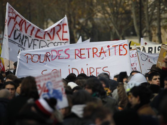 Les opposants à une réforme des retraites manifestaient dans toute la France. © KEYSTONE/AP/CHRISTOPHE ENA