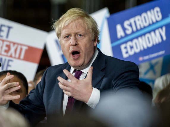 Selon un dernier sondage, les conservateurs du premier ministre britannique Boris Johnson devraient remporter une courte majorité des sièges lors des élections législatives de jeudi. © KEYSTONE/EPA/PETER POWELL