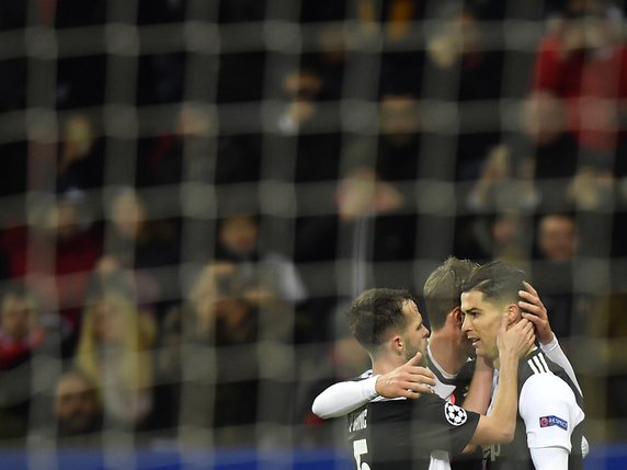 Cristiano Ronaldo félicité par ses coéquipiers © KEYSTONE/AP/MARTIN MEISSNER