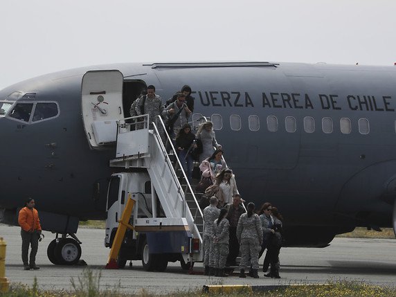 Les proches des 38 personnes qui étaient à bord de l'avion disparu sont arrivés sur une base aérienne à Punta Arenas. © KEYSTONE/AP/FERNANDO LLANO