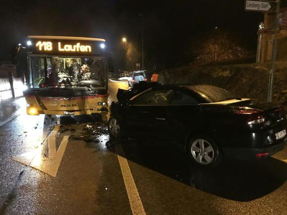 Une collision frontale entre une voiture et un car postal a fait six blessés mercredi à Liesberg (BL). © Police cantonale BL