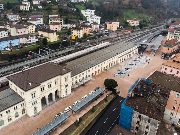 La gare de Bellinzone et la nouvelle gare routière à droite. © KEYSTONE/TI-PRESS/ALESSANDRO CRINARI