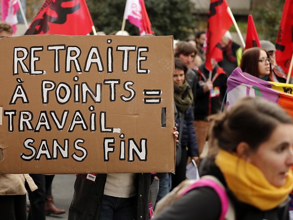 Les syndicats français refusent catégoriquement l'instauration d'un âge d'équilibre à 64 ans. © KEYSTONE/EPA/GUILLAUME HORCAJUELO